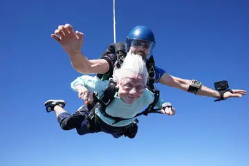 PENGALAMAN MENDEBAR: Cik Dorothy Hoffner, 104 tahun, bersama jurulatih aksi terjun udara, Encik Derek Baxter, semasa melakukan aksi nekad ini di Ottawa, Illinois, pada 1 Oktober. 