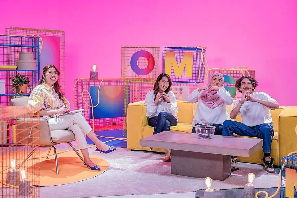 TEROKA TOPIK BELIA: (Dari kiri) Wartawan dan pengacara rancangan 'Orang Muda Gitew (OMG!), Cik Dahlia Zulkifli, bersama dengan tetamu undangan; usahawan Cik Sarah Bagharib; pembangun sofwe Cik Ainul Md Razib yang dikenali sebagai Ainlovescode dan pencipta kandungan Titan Digital Media Encik Syed Mustaffa Almutahar. - Foto-foto BH oleh NUR DIYANA TAHA