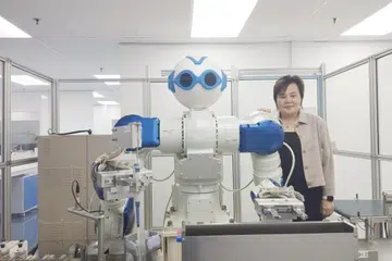 PEKERJA ROBOT: Pengasas Ugene Lab, Cik Eunice Ng, bersama Ms Ugene, robot pertama syarikat itu.