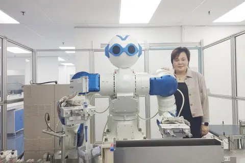 PEKERJA ROBOT: Pengasas Ugene Lab, Cik Eunice Ng, bersama Ms Ugene, robot pertama syarikat itu.