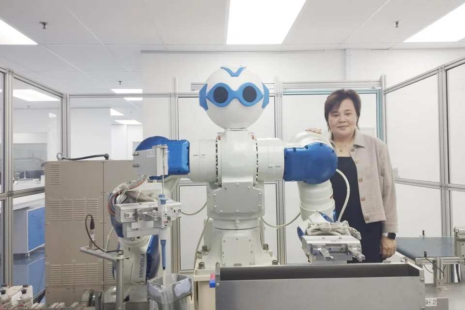 PEKERJA ROBOT: Pengasas Ugene Lab, Cik Eunice Ng, bersama Ms Ugene, robot pertama syarikat itu.