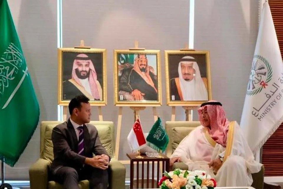 HUBUNGAN DUA HALA: Menteri Negara Kanan (Pertahanan merangkap Tenaga Manusia), Encik Zaqy Mohamad (kiri) telah bertemu dengan Penolong Menteri Pertahanan bagi Ehwal Eksekutif Saudi, Dr Khalid Al Biyari, di sisi Dialog Manama 2023 yang diadakan di Bahrain.