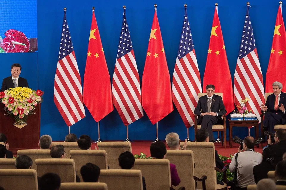 UCAPAN PRESIDEN: (Dari kiri) Presiden Xi Jinping, Encik Jacob Lew dan Encik John Kerry semasa menghadiri sesi pembukaan Dialog Strategik dan Ekonomi di Beijing, semalam. - Foto AFP