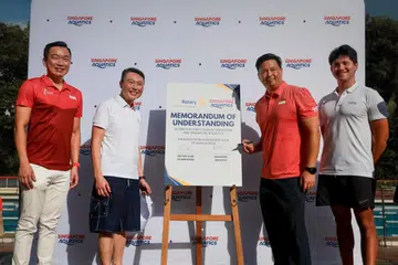 (Dari kiri) Setiausaha Parlimen Kanan (Kebudayaan, Masyarakat dan Belia), Encik Eric Chua; presiden Rotary Club of Singapore, Dr Chan Siew Luen; presiden Singapore Aquatics (SAQ), Encik Mark Chay dan juara renang Olimpik, Encik Joseph Schooling, di majlis pemeteraian MOU antara SAQ dan Rotary Club pada 29 Mac. 