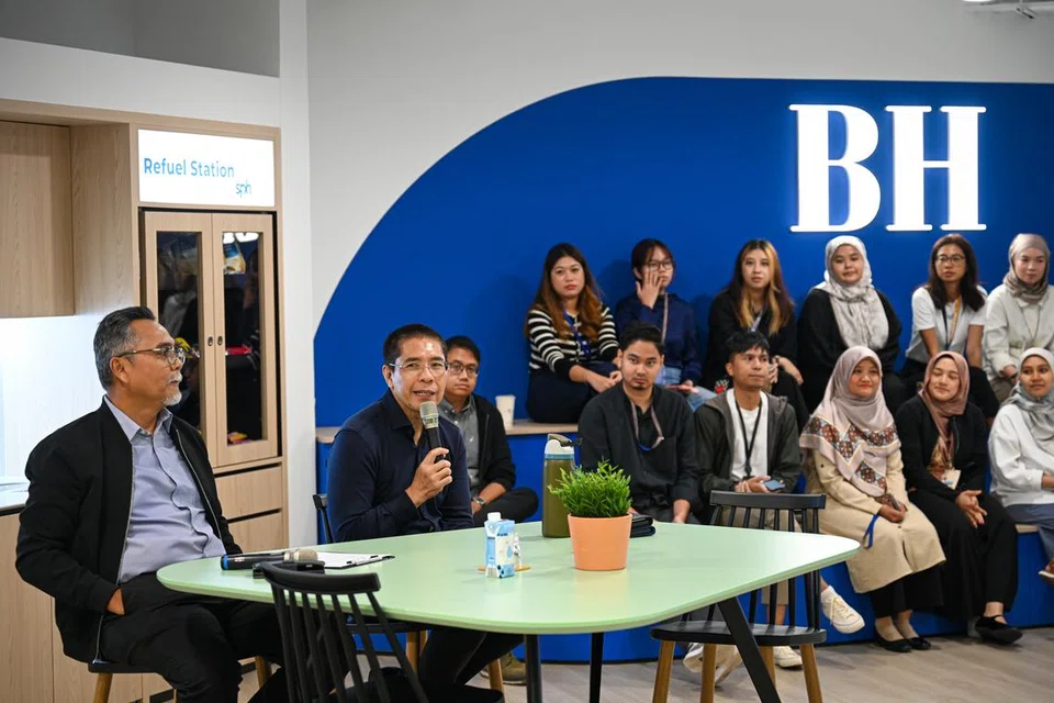 Dr Mohamad Maliki Osman (dua dari kiri) bercakap dengan wartawan di Bilik Berita Harian pada 16 Julai. Beliau ditemani Editor Berita Harian, Encik Nazry Mokhtar (kiri). 