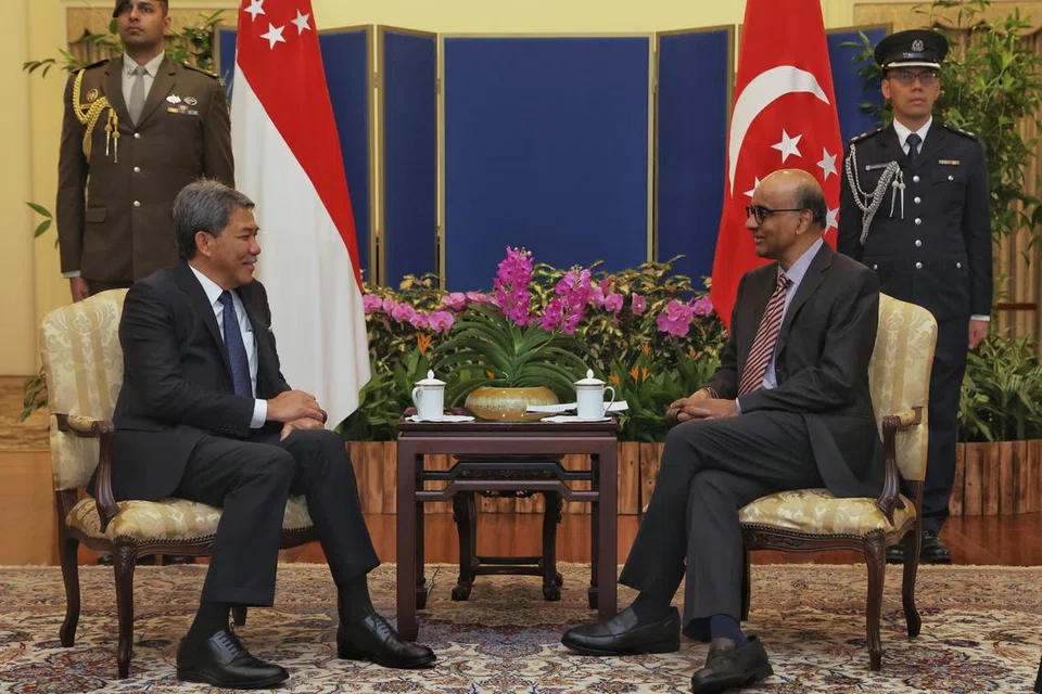 Menteri Luar Malaysia, Datuk Seri Utama Mohamad Hasan (kiri), menemui Presiden Singapura, Encik Tharman Shanmugaratnam (kanan), di Istana pada 28 Mei.
