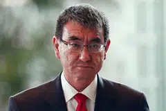 DISOKONG KUAT PENGUNDI: Menteri yang bertanggungjawab melawan Covid-19, Encik Taro Kono, mendapat sokongan kuat oleh pengundi Jepun untuk menjadi perdana menteri yang seterusnya. - Foto REUTERS