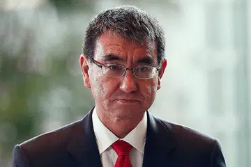 DISOKONG KUAT PENGUNDI: Menteri yang bertanggungjawab melawan Covid-19, Encik Taro Kono, mendapat sokongan kuat oleh pengundi Jepun untuk menjadi perdana menteri yang seterusnya. - Foto REUTERS