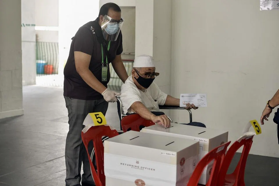 PILIH PEMIMPIN: Seorang lelaki membuang undi di Blok 54 Cassia Crescent pada Hari Mengundi 10 Julai lalu. Kawasan undinya ialah Mountbatten. - Foto BH oleh DESMOND WEE