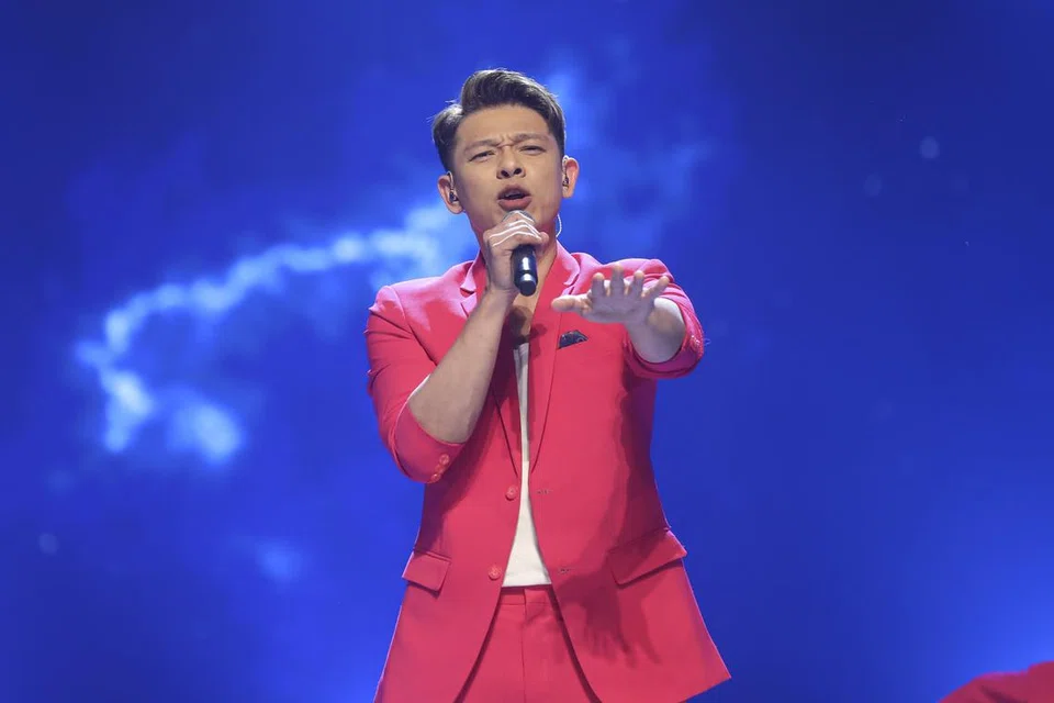 KARISMA BINTANG: Ketua Juri, Datuk Ramli MS, menyifatkan Hady Mirza sebagai bintang yang menyerlah pada konsert minggu keenam pada Ahad kerana penyelarasan koreografi dan nyanyian yang disepadukan dengan baik.