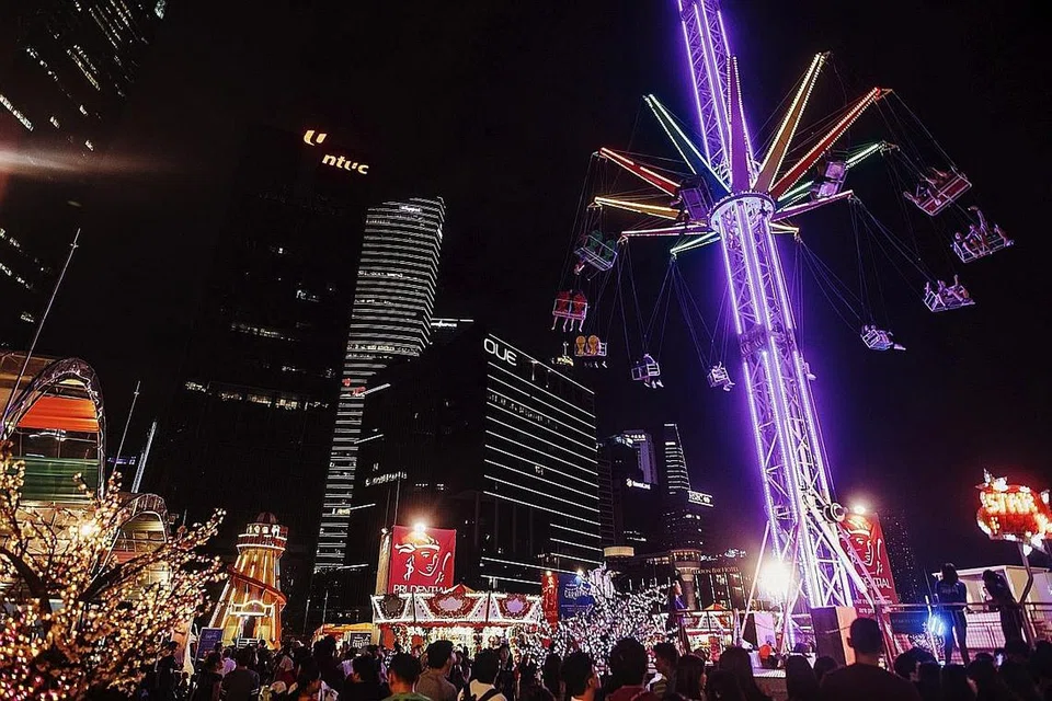KARNIVAL DI MARINA BAY: Karnival Prudential di Marina Bay kembali sekali lagi mulai akhir Disember hingga Mac di Bayfront Event Space, di mana pengunjung boleh menikmati lebih 50 permainan. - Foto COLOSSAL 