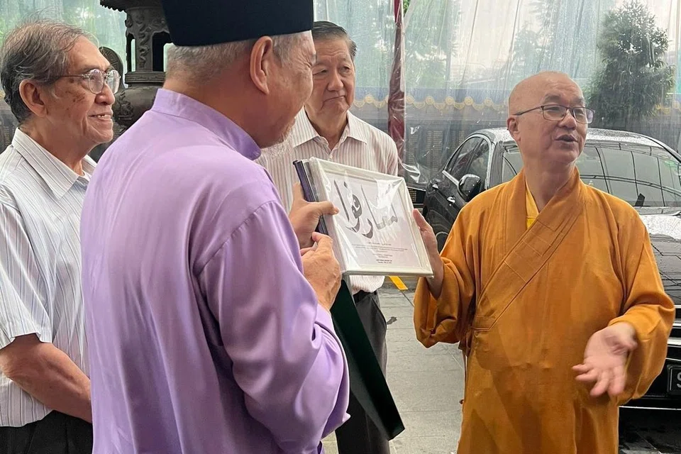 Pengerusi Eksekutif Kanan, Ustaz Mohamed Ali Atan (dua dari kiri), kelihatan berinteraksi dengan Venerable Seck Kwang Phing, ketua biara di Kuil Zu Lin (kanan), dalam gambar yang dirakam di kuil tersebut sempena Hari Keharmonian Kaum anjuran Masjid Ar-Raudhah pada 2023. 