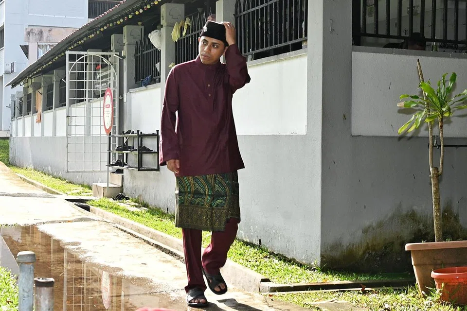 Encik Ricqo biasa menyambut Hari Raya dengan solat di masjid berdekatan sebelum merayakan  hari istimewa itu bersama keluarga angkatnya. 