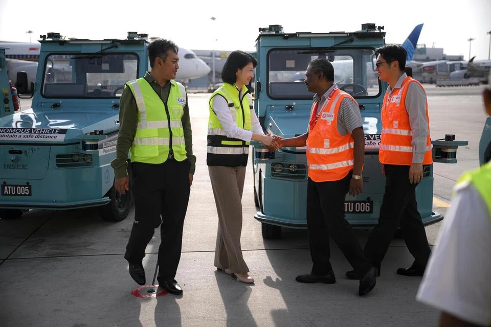 Singapore, Changi Airport, Lapangan Terbang Changi, driverless baggage tractor