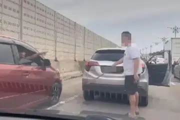 Seorang lelaki memegang kayu dalam pertengkaran mulut di Lebuhraya Skim Penyuraian Trafik Johor Bahru Timur (EDL) menghala ke Kompleks Kastam, Imigresen dan Kuarantin (CIQ) di Johor Bahru dalam kejadian pada 10 Mac, sehingga menyebabkan kesesakan jalan raya.