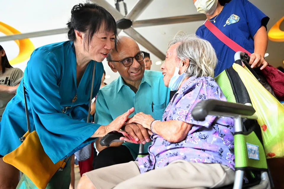 DEKATI MASYARAKAT: Calon Pilihan Raya Presiden, Encik Tharman Shanmugaratnam (dua dari kiri) bersama isterinya Cik Jane Yumiko Ittogi (kiri), berinteraksi bersama seorang warga emas (kanan) semasa lawatannya ke Pasar Tiong Bahru pada Sabtu.