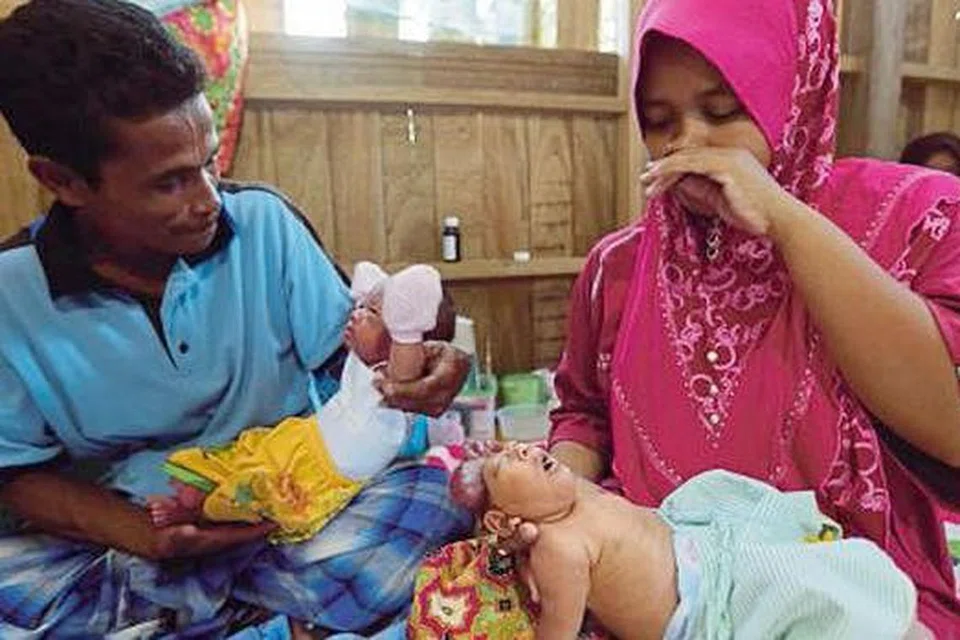 SURATAN TAKDIR: Encik Yuhairi dan Cik Norshahilla memangku anak kembar mereka, Muhamad Talid (kiri) dan Muhamad Khalid. - Foto NSTP