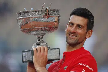 UNGGUL: Djokovic bangkit selepas ketinggalan dua set untuk menewaskan Stefanos Tsitsipas pada final Terbuka Perancis. - Foto REUTERS