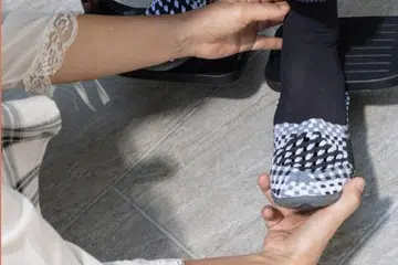 Pakai stoking pada sebelah malam khususnya bagi individu yang gemar tidur di dalam bilik berhawa dingin.