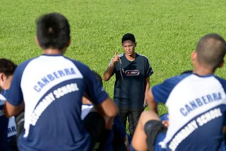 PIMPIN LATIHAN: Firdaus sentiasa memberikan nasihat, perangsang, panduan dan bimbingan kepada anak buahnya semasa melatih mereka. - Foto TUKIMAN WARJI 