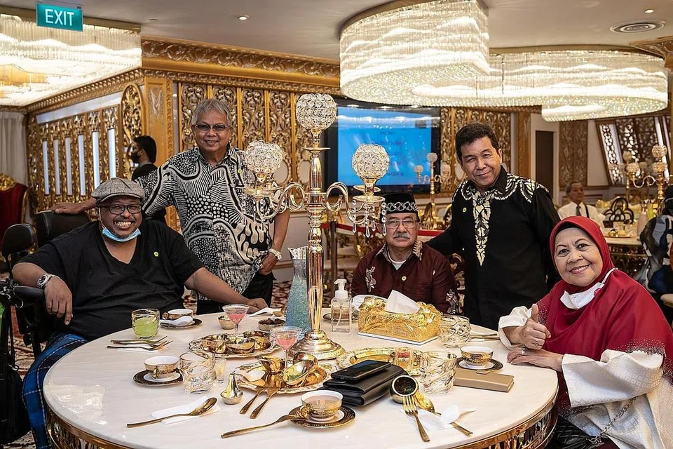 AKRABKAN JALINAN SILATULRAHIM: Acara penyampaian habuan Kempen Kami Peduli turut dijadikan ruang bagi teman lama yang terpisah kerana pandemik (dari kiri) Zamberi Abdul Patah, Husin Saaban, Selamat Sunani, Zainal Ihim dan Zaliha Hamid beramah mesra. - Foto BH oleh NUR DIYANA TAHA