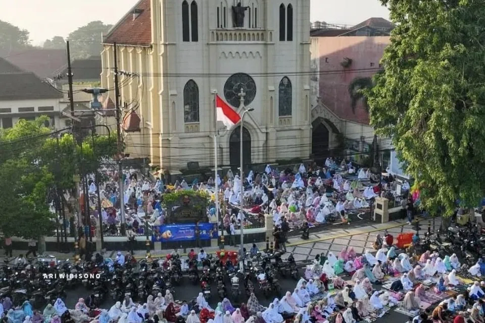 Pada pagi 31 Mac 2025 bersamaan 1 Syawal, Gereja Katolik Paroki Hati Kudus Yesus di Malang, Jawa Timur, Indonesia, membuka halamannya sebagai tempat umat Islam menunaikan solat Aidilfitri.