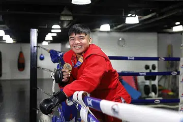 IMPIAN TERCAPAI: Nazri (atas) tidak menyangka, dalam banyak-banyak sukan yang telah diceburinya, sambo berjaya menghasilkan kejayaan terbesar dalam kerjaya atlit beliau. Jaguh Singapura ini berjaya menewaskan pesaingnya dari Indonesia semasa beraksi dalam final di Sukan SEA lalu. - Foto BM oleh Marcellin Lopez & Foto SPORTSG