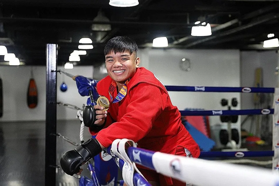 KESELAMATAN DIUTAMAKAN: Pemenang pingat emas sambo di Sukan SEA 2019, Nazri Sutari (atas) mengatakan penangguhan Sukan SEA tahun ini di Hanoi akan memberi para atlet lebih masa untuk berlatih dengan pandemik mengganggu persiapan mereka. - Foto fail