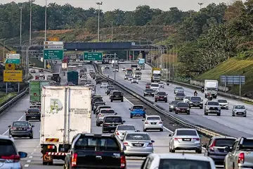 RAMAI DIJANGKA 'BALIK KAMPUNG': Pengurusan Lebuh Raya Utara Selatan (PLUS) menjangkakan kenderaan meningkat antara 1.1 juta dengan 1.3 juta setiap hari, manakala pemegang konsesi Lebuh Raya Kuala Lumpur-Karak (KLK) dan Lebuh Raya Pantai Timur Fasa 1 (LPT1) ANIH Berhad pula menjangkakan trafik lebuh raya itu bertambah 150,000 ke 160,000 kenderaan sehari menuju pantai timur mulai esok hingga hujung minggu. - Foto-foto KHIRUL BAHRI BASARUDDIN