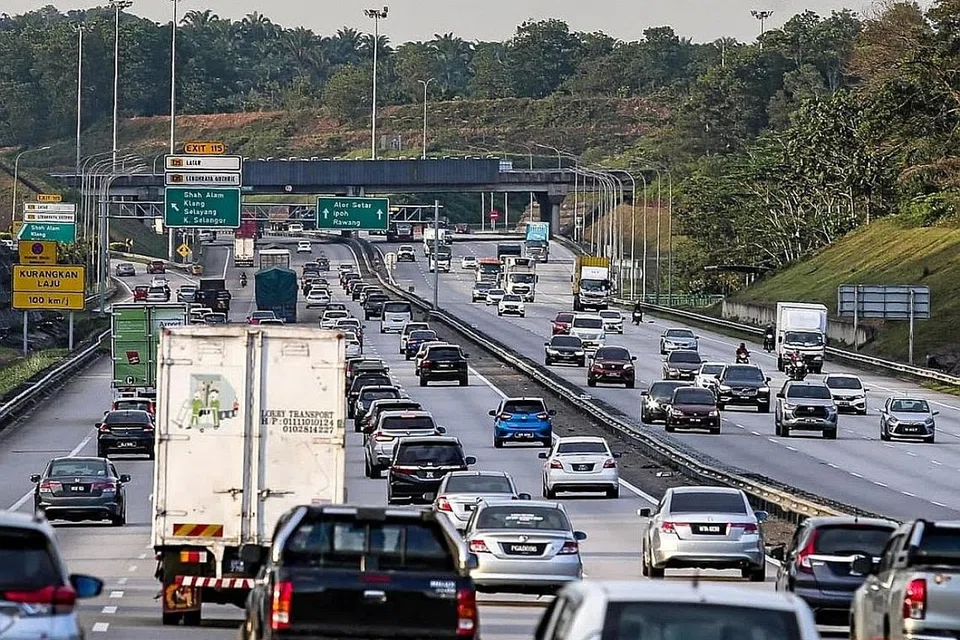 RAMAI DIJANGKA 'BALIK KAMPUNG': Pengurusan Lebuh Raya Utara Selatan (PLUS) menjangkakan kenderaan meningkat antara 1.1 juta dengan 1.3 juta setiap hari, manakala pemegang konsesi Lebuh Raya Kuala Lumpur-Karak (KLK) dan Lebuh Raya Pantai Timur Fasa 1 (LPT1) ANIH Berhad pula menjangkakan trafik lebuh raya itu bertambah 150,000 ke 160,000 kenderaan sehari menuju pantai timur mulai esok hingga hujung minggu. - Foto-foto KHIRUL BAHRI BASARUDDIN