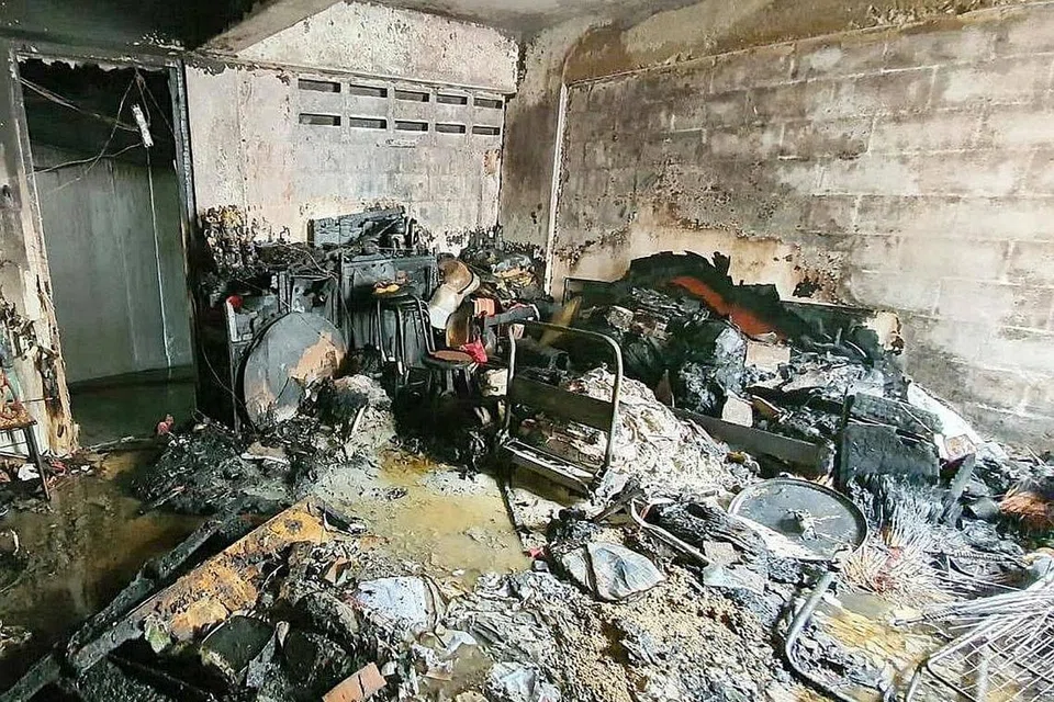 FLAT DIJILAT API: Kandungan unit flat tingkat tujuh itu hangus dijilat api. Sementara itu tujuh orang dikejarkan ke hospital. - Foto SCDF