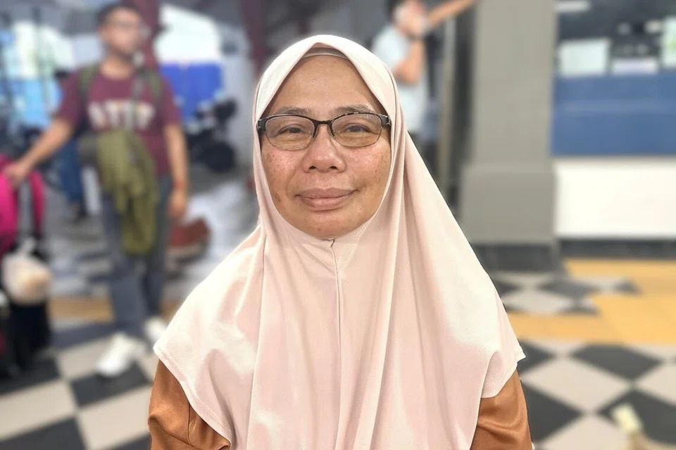 Pesara, Cik Ani Ahmad, 60 tahun.