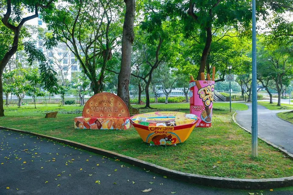 Di Pasir Ris Central, pemasangan ‘Bliss-Cuits Dan Dopa-Mee Segera’ memaparkan mi segera serta biskut.