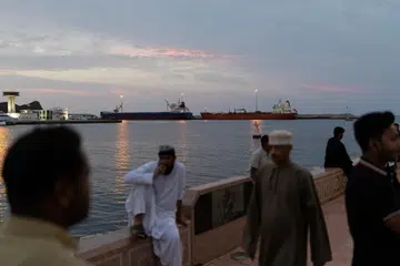 Kapal-kapal kelihatan berlabuh di Muscat, Oman, pada bulan Mac lalu. Komando Pusat Amerika Syarikat (Centcom) memaklumkan bahawa sekatan terhadap kapal yang mempunyai kaitan dengan Iran akan dikuatkuasakan di perairan Teluk Oman dan Laut Arab, kedua-duanya terletak di sebelah timur Selat Hormuz.