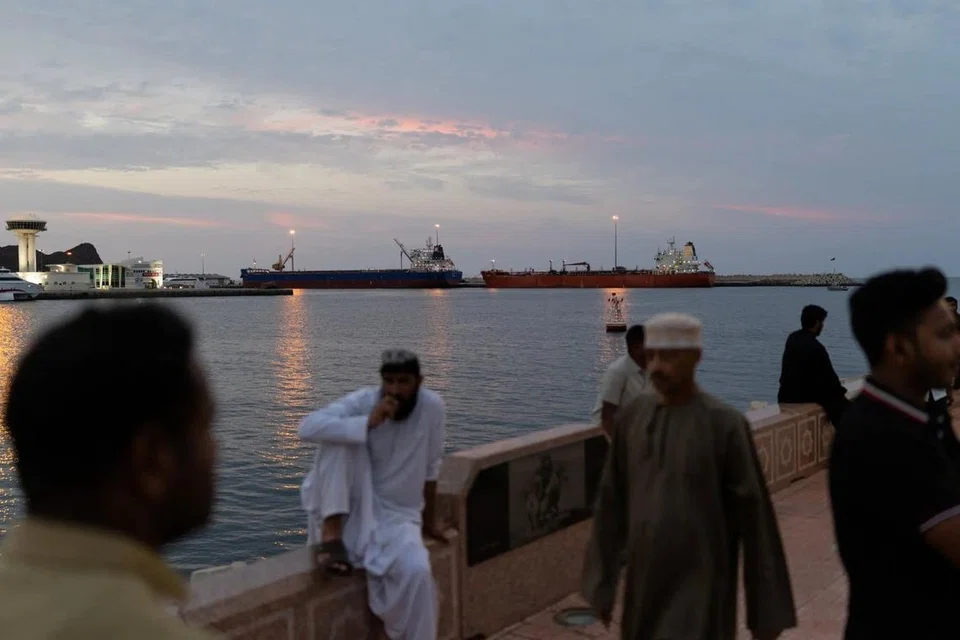 Kapal-kapal kelihatan berlabuh di Muscat, Oman, pada bulan Mac lalu. Komando Pusat Amerika Syarikat (Centcom) memaklumkan bahawa sekatan terhadap kapal yang mempunyai kaitan dengan Iran akan dikuatkuasakan di perairan Teluk Oman dan Laut Arab, kedua-duanya terletak di sebelah timur Selat Hormuz.