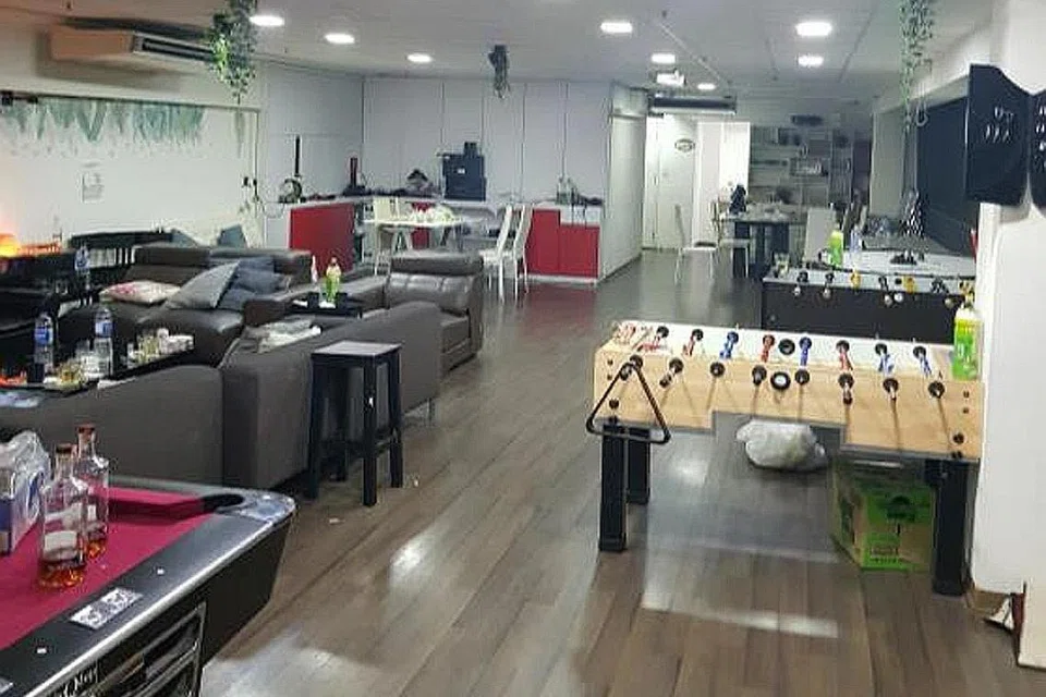 TIADA LESEN SAH: Hiburan awam dan minuman keras dipercayai disediakan secara haram di sebuah unit di Balestier Road yang menjadi tempat berkumpul 19 individu pada 20 September lalu. - Foto PASUKAN POLIS SINGAPURA
