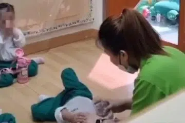 PERBUATAN ANIAYA: Satu video yang tular di Facebook menunjukkan seorang guru tajaka Kinderland dikatakan menuang air ke mulut seorang budak perempuan setelah dipaksa baring.