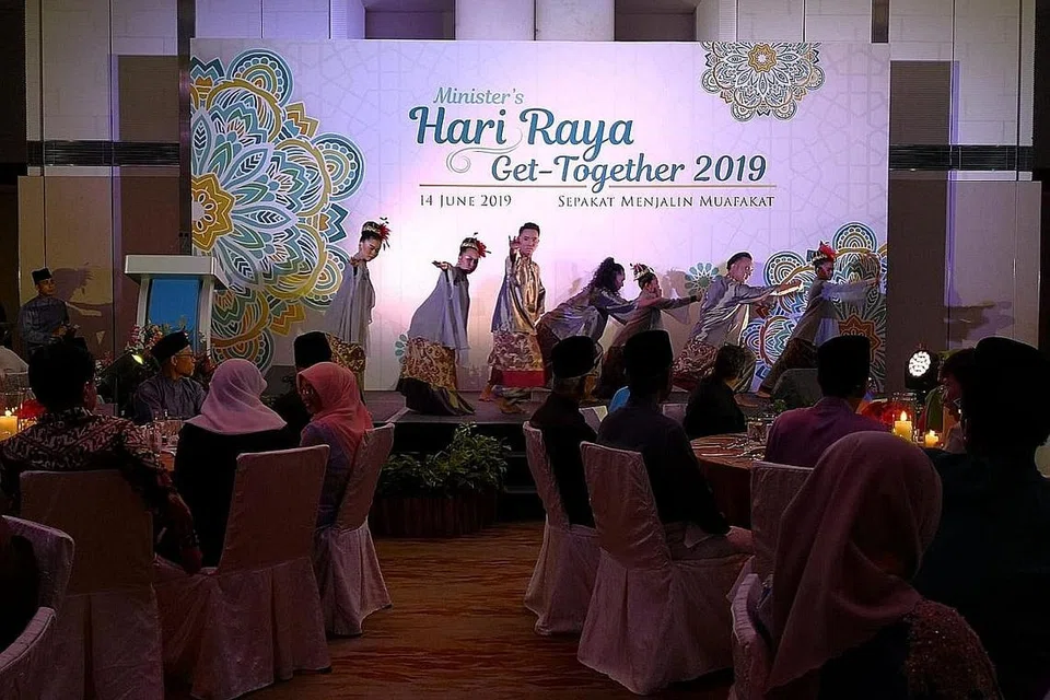 HIBURAN: Para tamu dihiburkan dengan persembahan pembukaan berbentuk tarian oleh Attrians Singapore. 