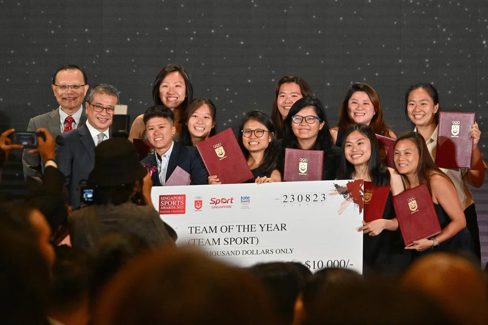 DEMI MASA DEPAN: Lapan anggota pasukan tchoukball wanita mendermakan sebahagian daripada hadiah wang kemenangan yang berjumlah $10,000 kepada persatuan sukan itu. 