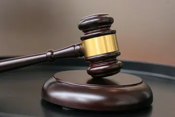 Seorang wanita memukul anaknya dengan tali pinggang hingga lebam, tetapi membuat laporan polis palsu mengatakan teman lelakinya yang mendera budak itu.