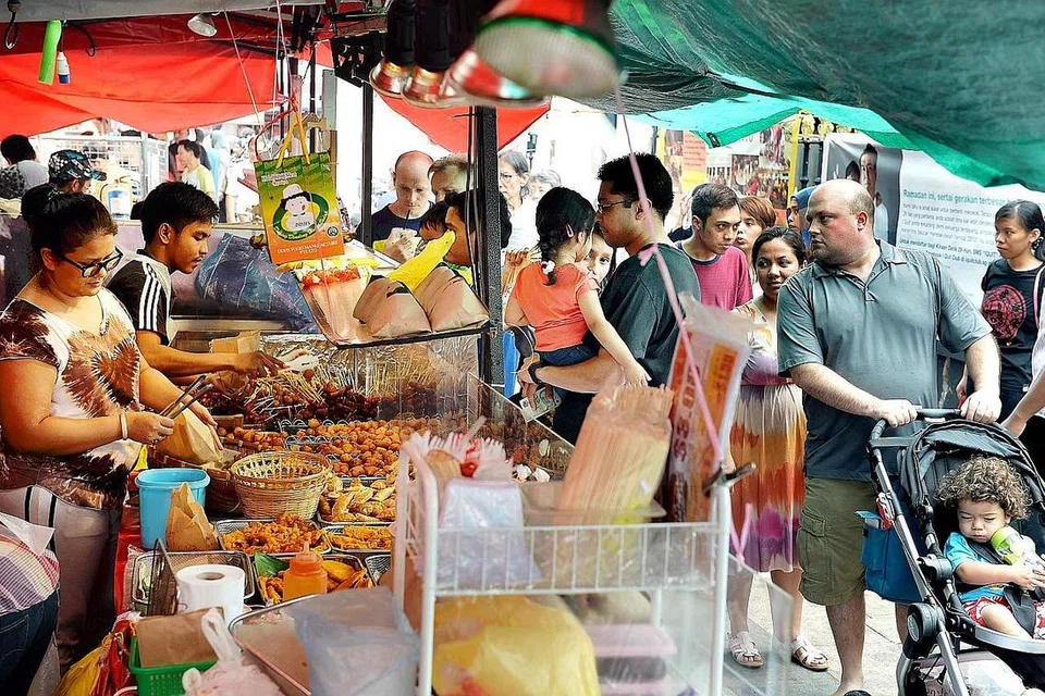 DULU SIBUK DAN MERIAH: Suasana meriah menyambut Ramadan dengan sajian berbuka puasa dijual di Bussorah Street menjadi antara daya tarikan ramai saban tahun pada bulan mulia ini. - Foto fail