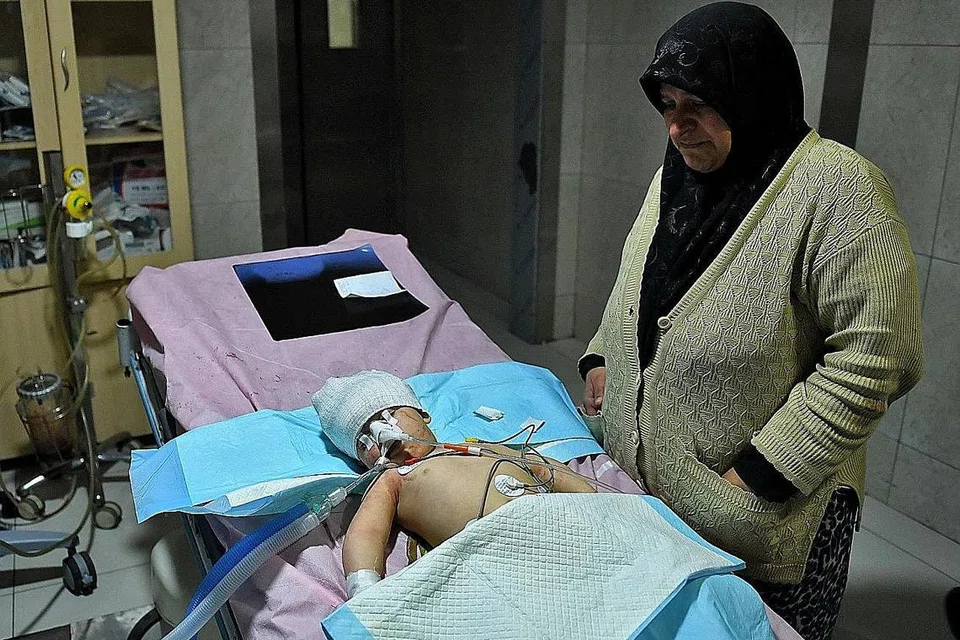MANGSA KEGANASAN: Seorang ibu sedang meratapi bayinya yang cedera ekoran pertempuran antara askar pemerintah dengan pemberontak di bandar Aleppo baru-baru ini.
