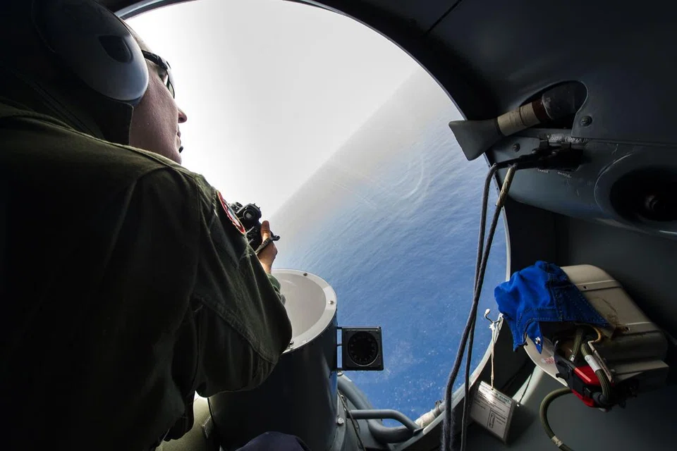 BERUNSUR KEGANASAN: Seorang askar Perancis memantau Laut Mediterranean mencari serpihan pesawat EgyptAir minggu lalu sedang siasatan menunjukkan kemungkinan nahas tersebut satu perbuatan pengganasan. - Foto AFP