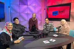 BHerbual merupakan vodcast baru oleh Berita Harian. Penggerak di sebalik vodcast itu termasuk Koresponden, Cik Siti Aisyah Nordin yang menggalas tugas sebagai penerbit vodcast. Antara panel bagi episod pertama vodcast, BHerbual, terdiri daripada (dari kiri), Penerbit Podcast, Cik Natasha Mustafa; Penyunting, Encik Hakim Norman Hassan; Wartawan, Encik Harith Mustaffa dan Cik Batrisyia Baharim. 