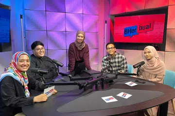 BHerbual merupakan vodcast baru oleh Berita Harian. Penggerak di sebalik vodcast itu termasuk Koresponden, Cik Siti Aisyah Nordin yang menggalas tugas sebagai penerbit vodcast. Antara panel bagi episod pertama vodcast, BHerbual, terdiri daripada (dari kiri), Penerbit Podcast, Cik Natasha Mustafa; Penyunting, Encik Hakim Norman Hassan; Wartawan, Encik Harith Mustaffa dan Cik Batrisyia Baharim. 