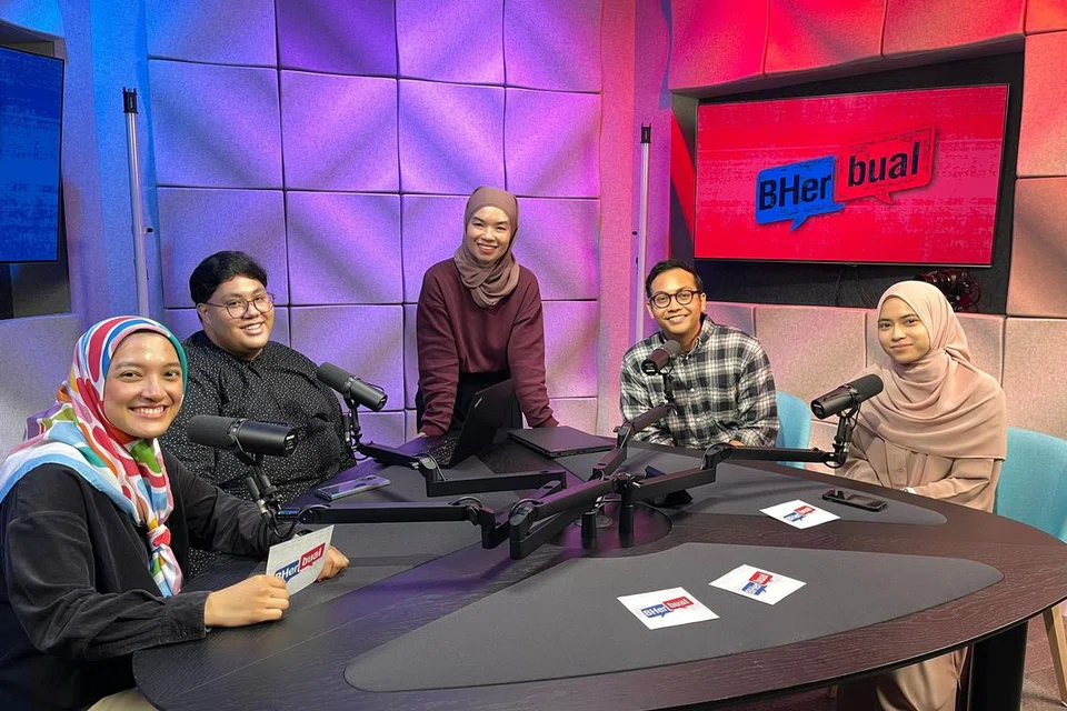 BHerbual merupakan vodcast baru oleh Berita Harian. Penggerak di sebalik vodcast itu termasuk Koresponden, Cik Siti Aisyah Nordin yang menggalas tugas sebagai penerbit vodcast. Antara panel bagi episod pertama vodcast, BHerbual, terdiri daripada (dari kiri), Penerbit Podcast, Cik Natasha Mustafa; Penyunting, Encik Hakim Norman Hassan; Wartawan, Encik Harith Mustaffa dan Cik Batrisyia Baharim. 