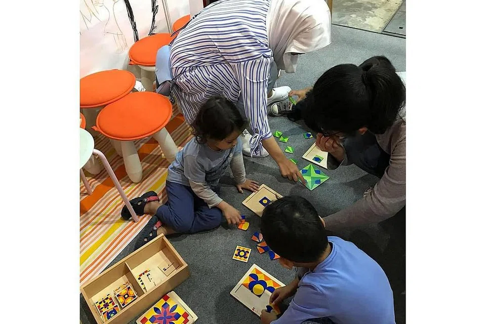 GALAK MEMBACA: Kanak-kanak yang menghadapi masalah membaca diajar bermain dan mendengar cerita untuk menarik minat dan menyemai cinta membaca. - Foto ORANGE LADDER