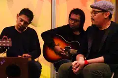 BHUMIBAND: (Dari kiri) Zuher Razali, Reamie Roslan dan Muhammad Adha Ahmad, mempersembahkan secara akustik lagu terkini Bhumiband, 'Gerbang Asmara Hakiki', dalam Episod 20, Gah(kustik) Edisi Singapura minggu ini. - Foto BH oleh HARYANI ISMAIL
