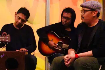BHUMIBAND: (Dari kiri) Zuher Razali, Reamie Roslan dan Muhammad Adha Ahmad, mempersembahkan secara akustik lagu terkini Bhumiband, 'Gerbang Asmara Hakiki', dalam Episod 20, Gah(kustik) Edisi Singapura minggu ini. - Foto BH oleh HARYANI ISMAIL
