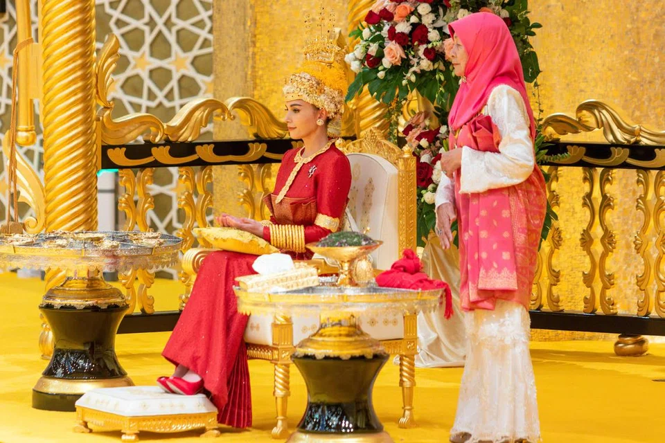 PERNIKAHAN DIRAJA: Gambar yang diambil pada 10 Januari 2024 ini menunjukkan pengantin perempuan Brunei Yang Mulia Dayang Anisha Rosnah semasa upacara bedak diraja di Istana Nurul Iman, menjelang perkahwinan mereka, di Bandar Seri Begawan. 